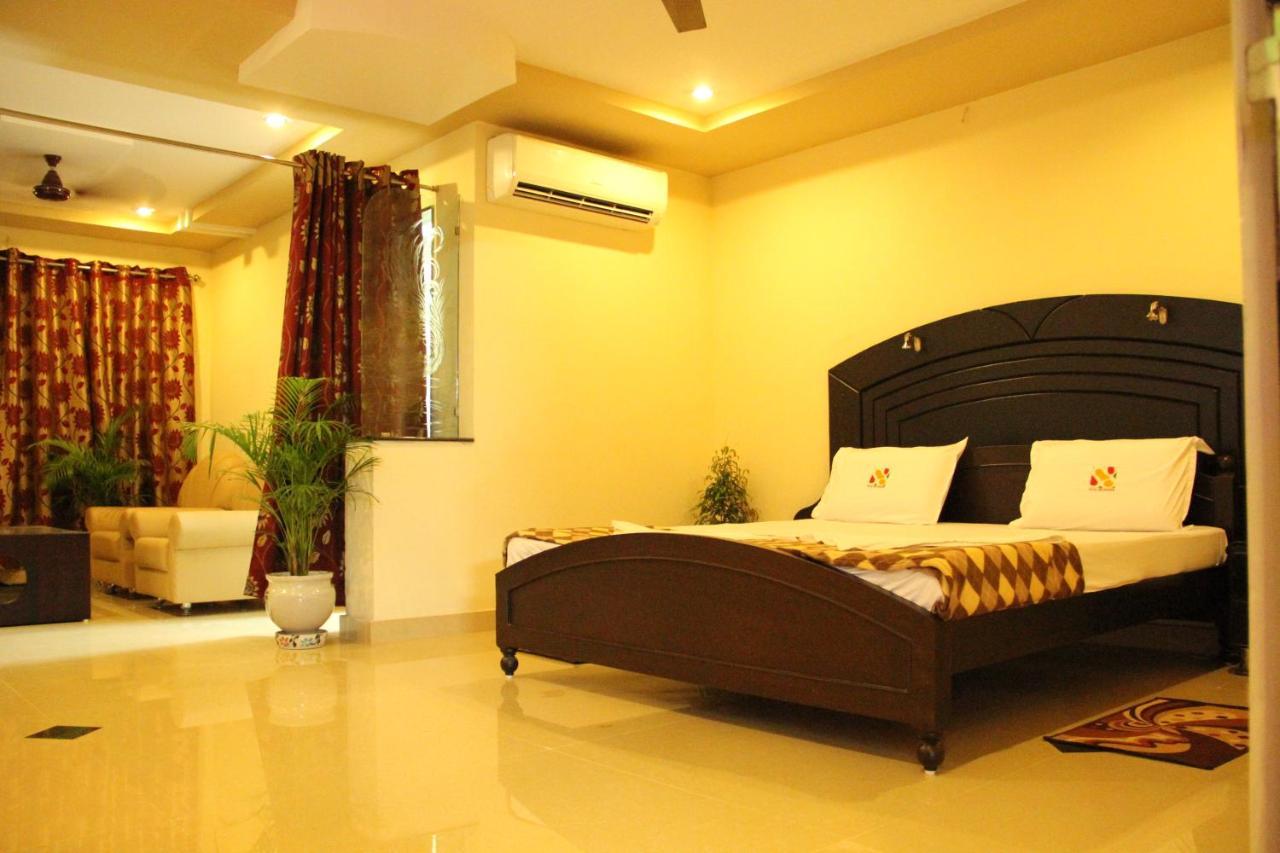 Hotel Sri Grands Rājahmundry Екстериор снимка