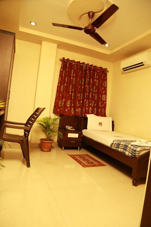 Hotel Sri Grands Rājahmundry Екстериор снимка
