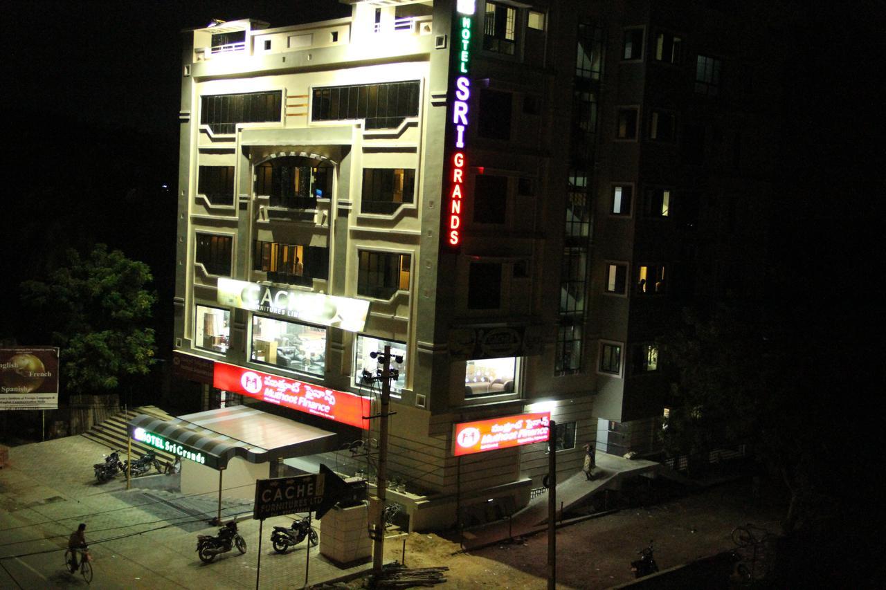 Hotel Sri Grands Rājahmundry Екстериор снимка